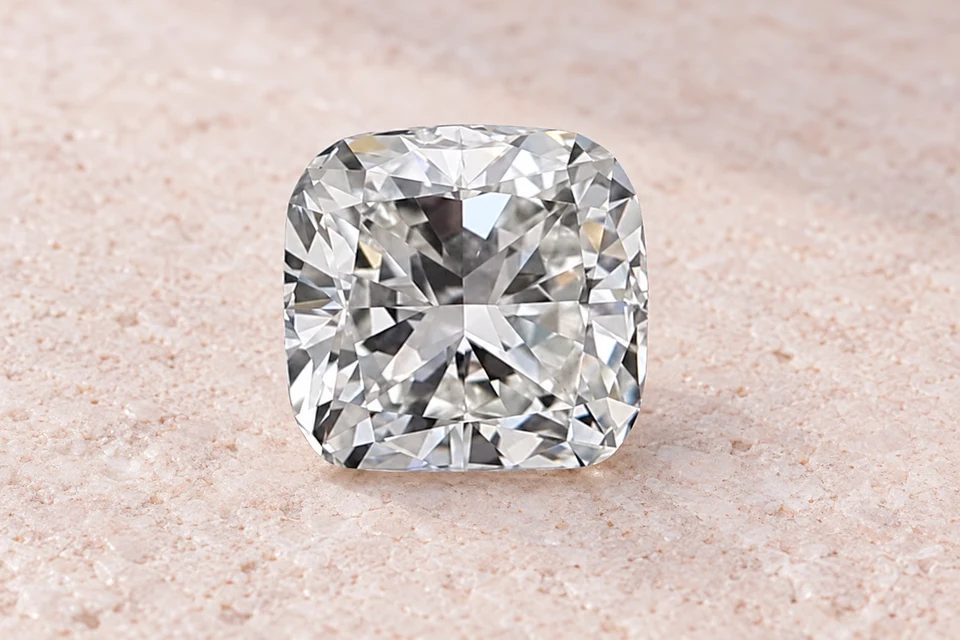 Mise en scène du diamant coussin de 0,33 carat sur un fond mineral