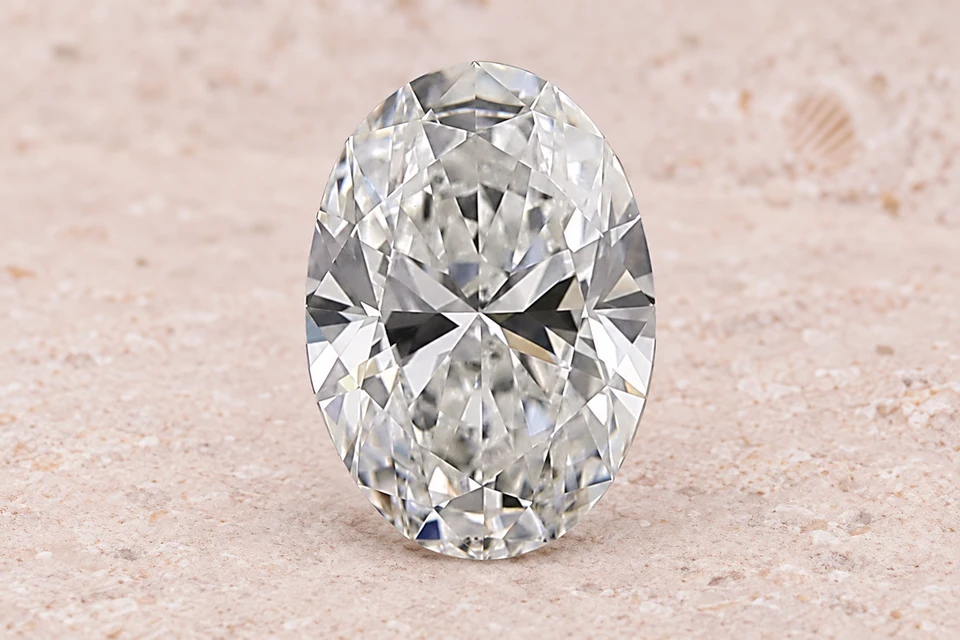 Mise en scène du diamant ovale de 0,41 carat sur un fond mineral