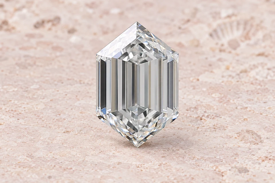 Mise en scène du diamant hexagonal ln de 0,7 carat sur un fond mineral