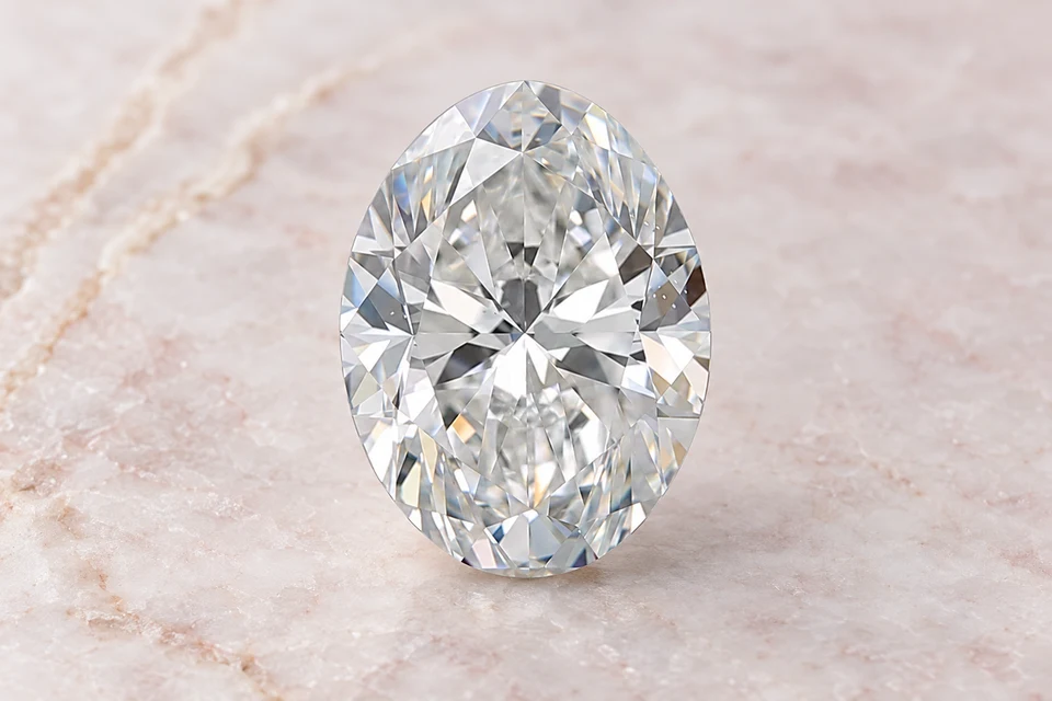 Mise en scène du diamant ovale de 1,3 carat sur un fond mineral