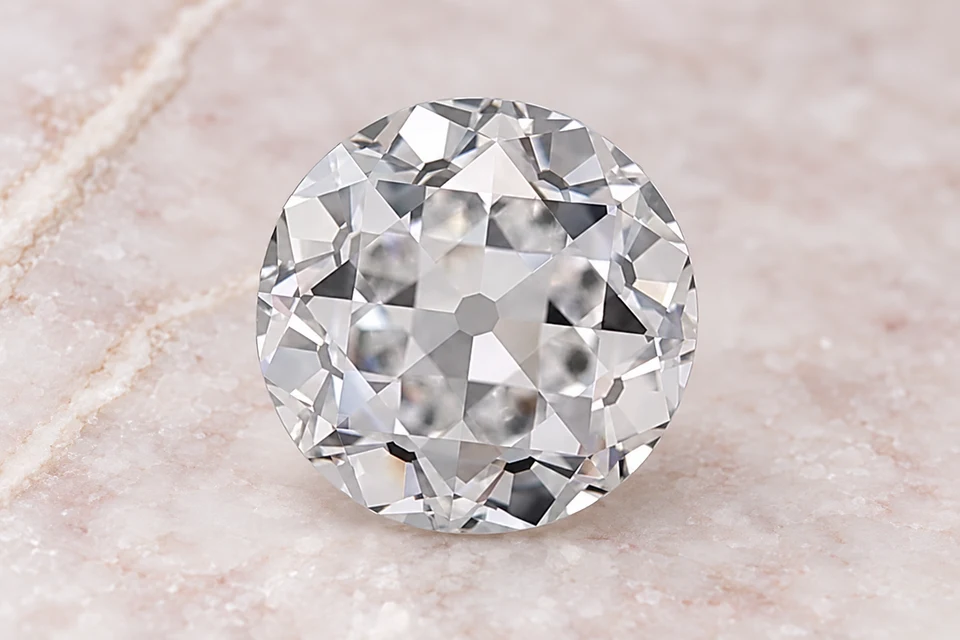 Mise en scène du diamant european cut de 1,01 carat sur un fond mineral