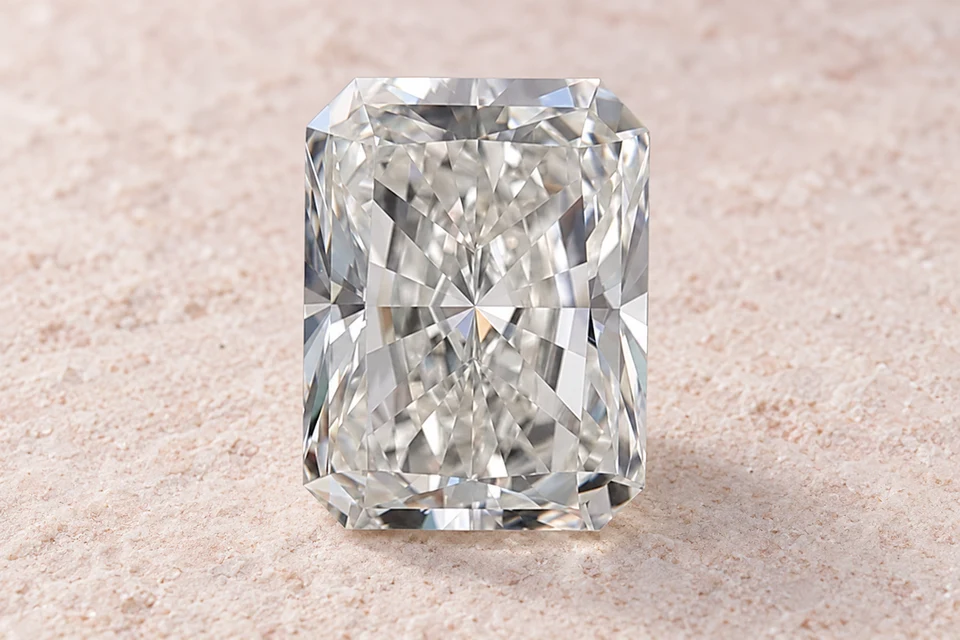 Mise en scène du diamant radiant de 1,2 carat sur un fond mineral