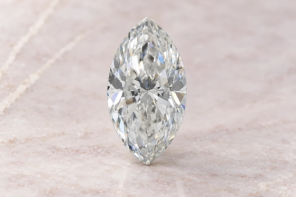Mise en scène du diamant marquise de 1,01 carat sur un fond mineral