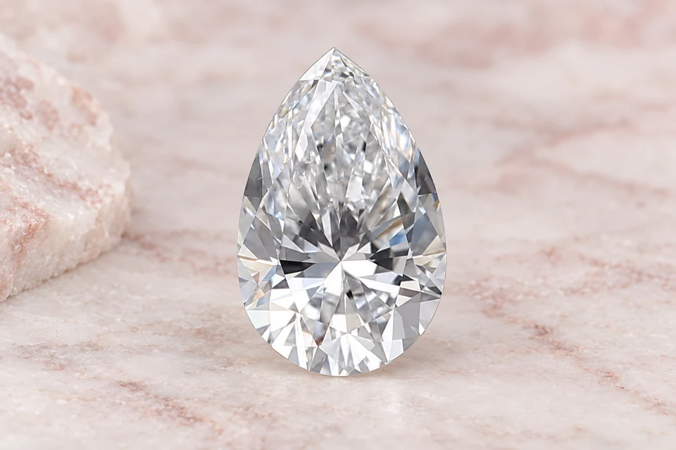 Mise en scène du diamant poire de 0,49 carat sur un fond mineral