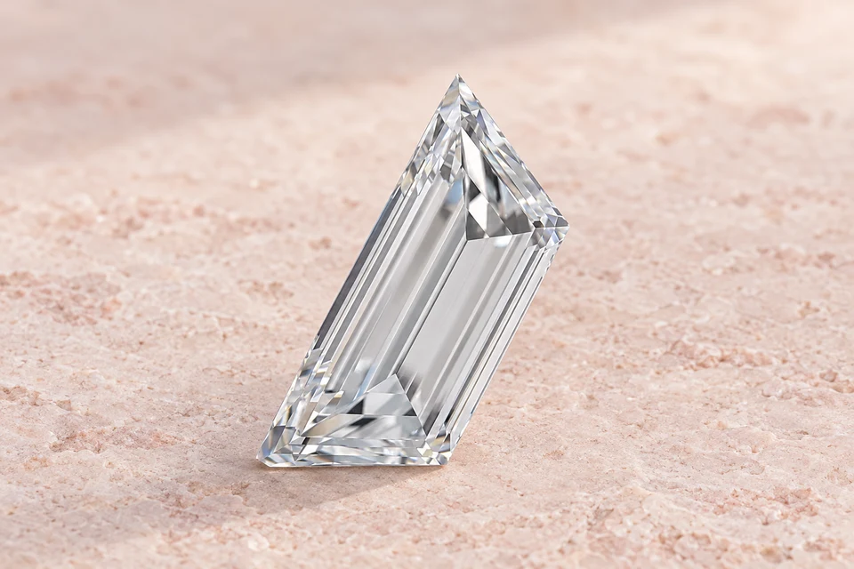 Mise en scène du diamant trapèze de 1,09 carat sur un fond mineral