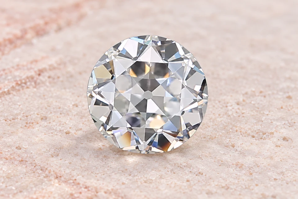 Mise en scène du diamant taille ancienne de 0,43 carat sur un fond mineral
