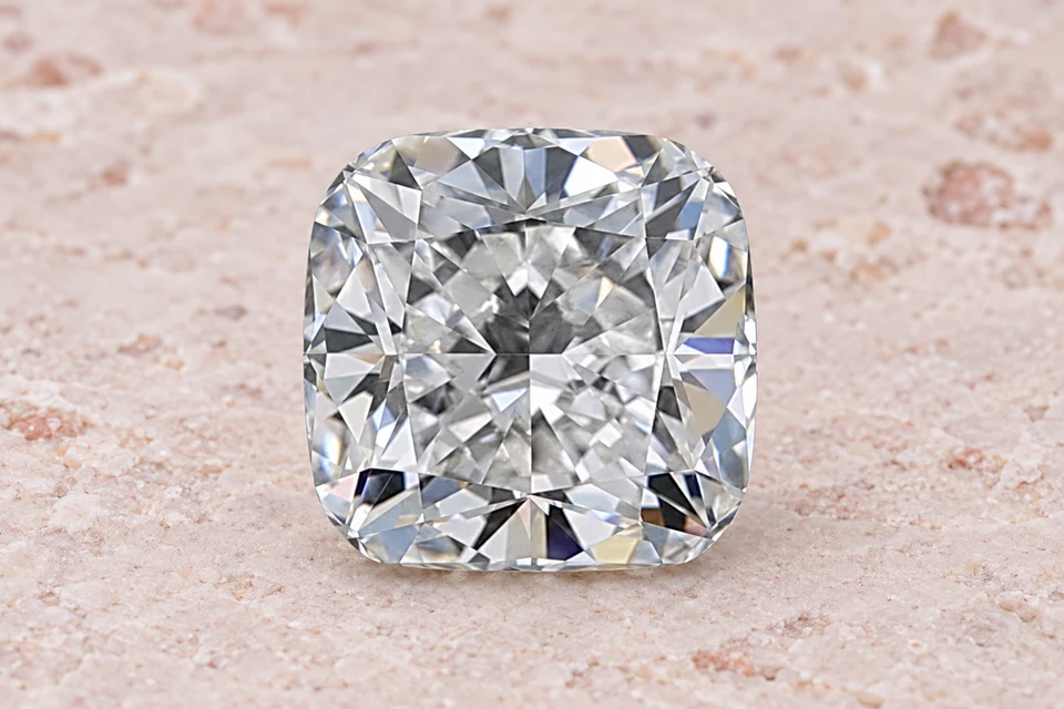 Mise en scène du diamant coussin de 0,38 carat sur un fond mineral