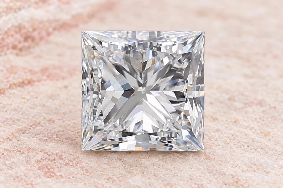 Mise en scène du diamant princesse de 0,91 carat sur un fond mineral