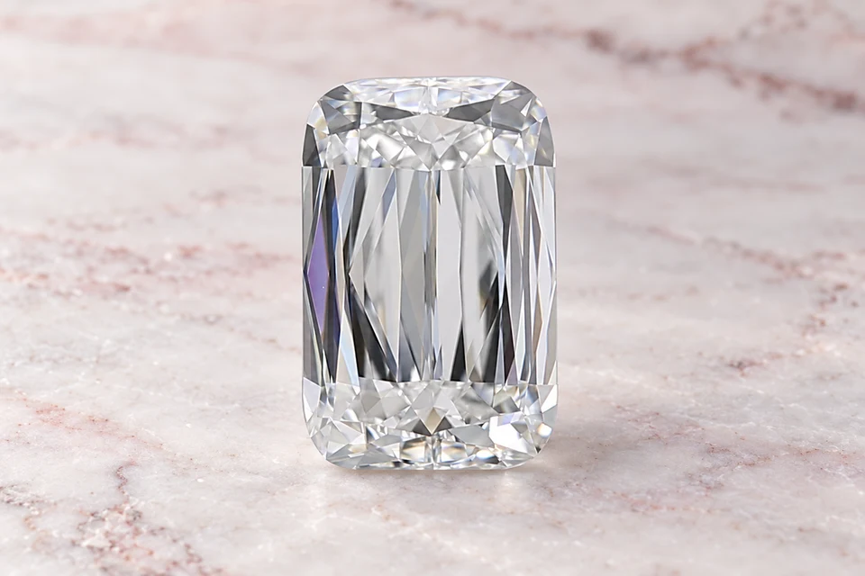 Mise en scène du diamant ashoka de 1,01 carat sur un fond mineral