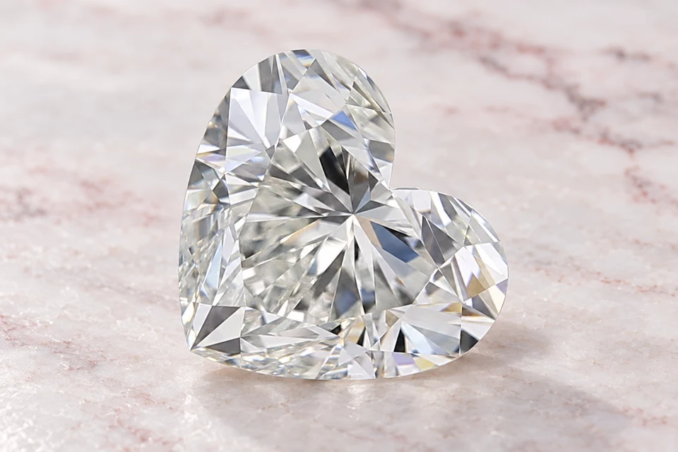 Mise en scène du diamant cœur de 0,9 carat sur un fond mineral