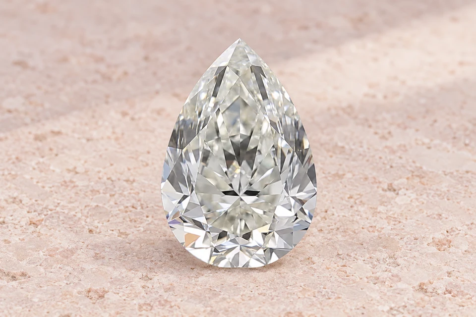 Mise en scène du diamant poire de 0,9 carat sur un fond mineral