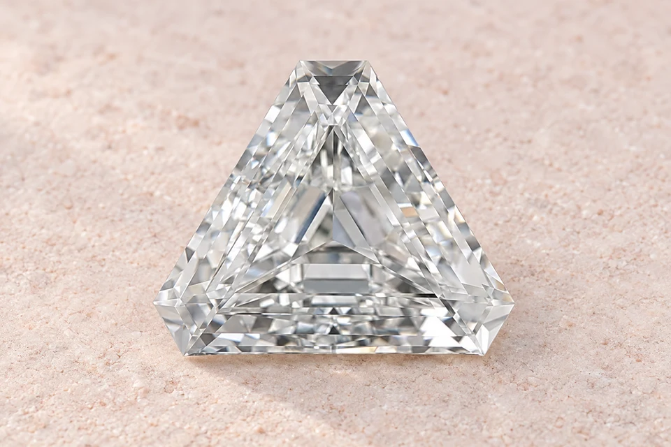 Mise en scène du diamant triangle de 0,81 carat sur un fond mineral