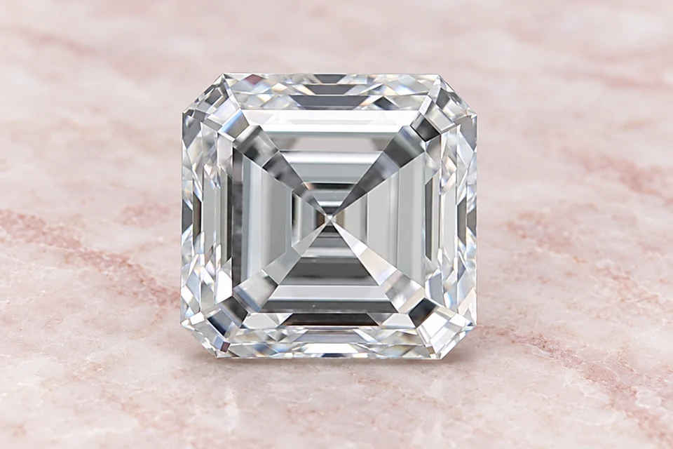 Mise en scène du diamant asscher de 1,02 carat sur un fond mineral