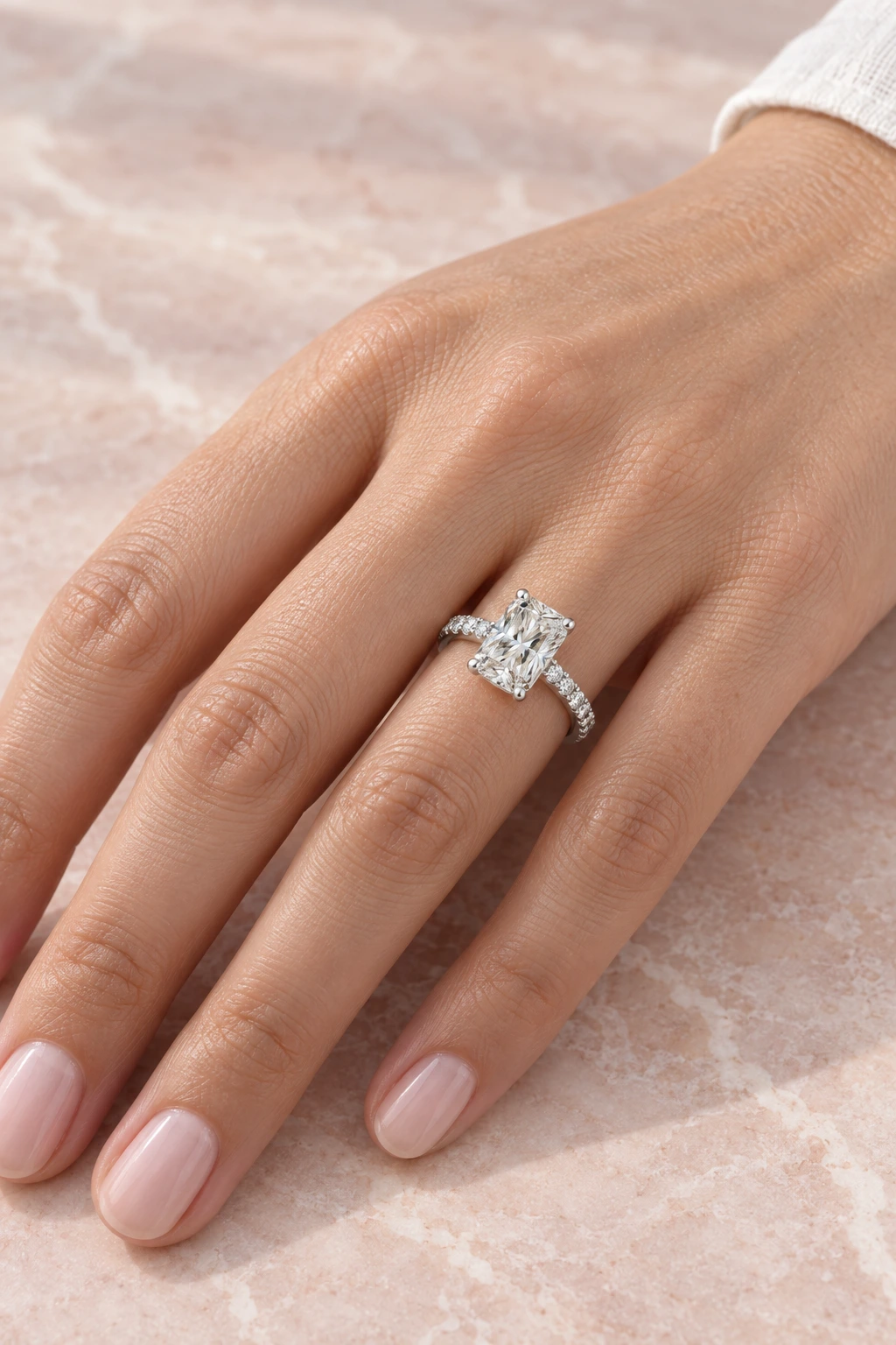 Mathilde radiant portée, or blanc 18 carats