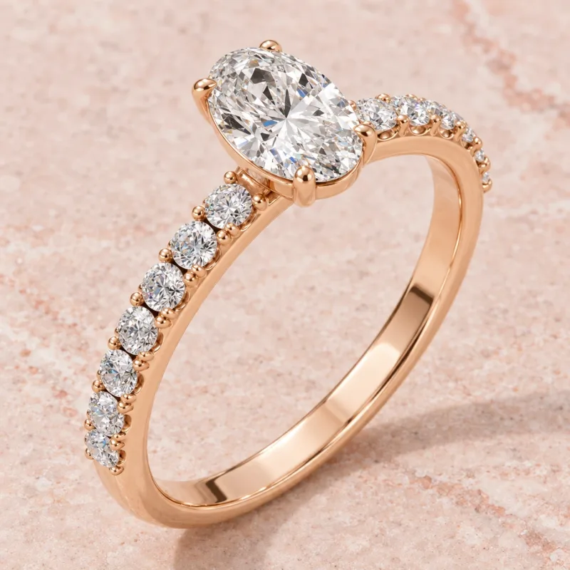 Bague solitaire Lyra ovale en or rose 18 carats, vue d’ambiance