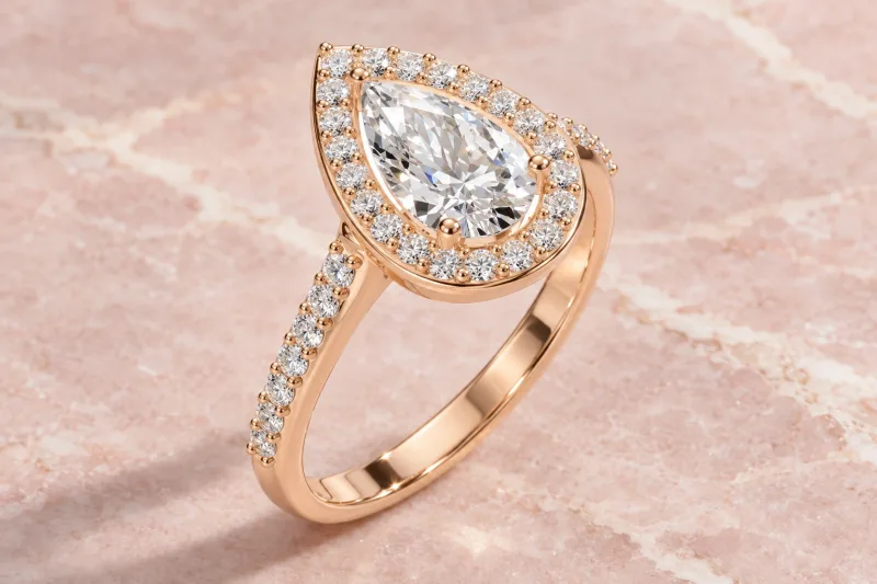 Bague halo Ondine poire en or rose 18 carats, composition éditoriale