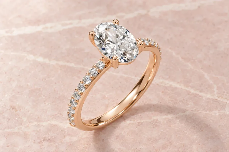 Bague solitaire Isoline ovale en or rose 18 carats, composition éditoriale