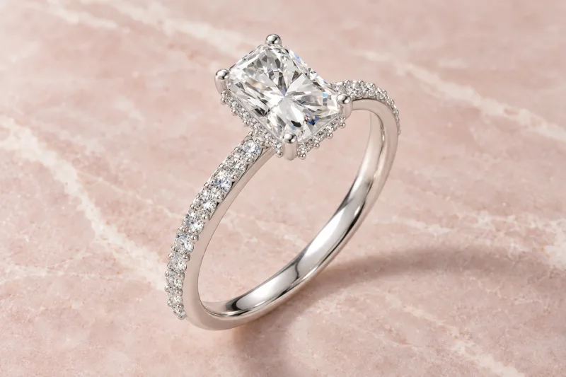Bague halo caché Mathilde radiant en or blanc 18 carats, composition éditoriale