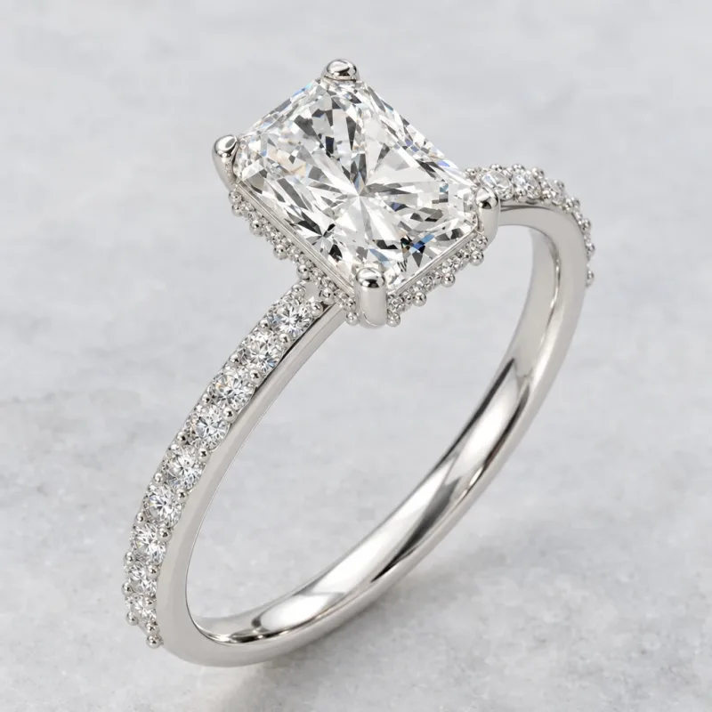 Bague halo caché Mathilde radiant en or blanc 18 carats, détail du sertissage et du poli