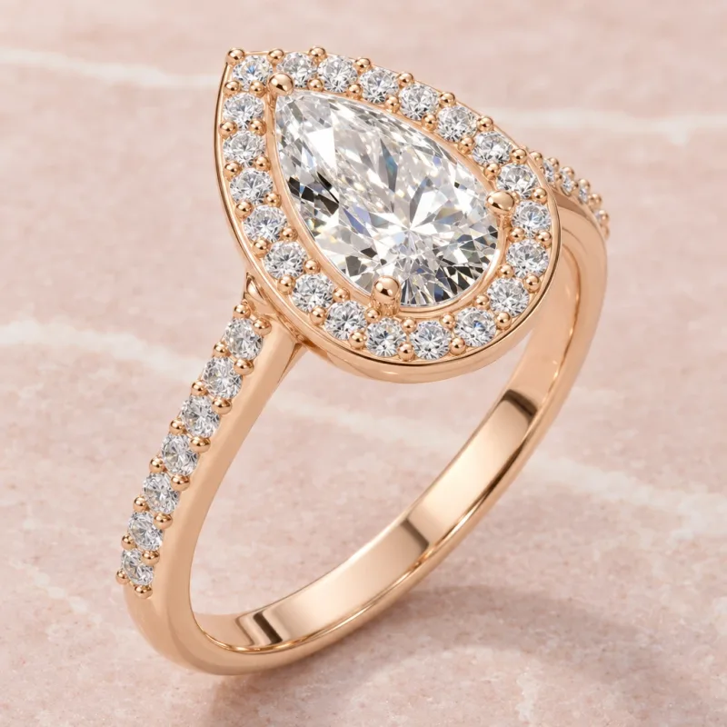 Bague halo Ondine poire en or rose 18 carats, vue d’ambiance
