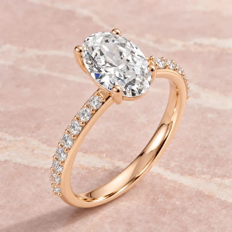Bague solitaire Isoline ovale en or rose 18 carats, vue d’ambiance