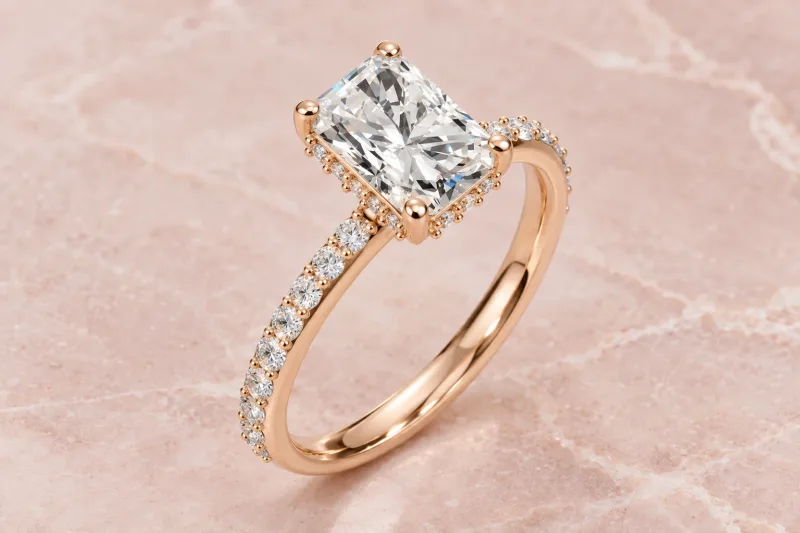 Bague halo caché Mathilde radiant en or rose 18 carats, composition éditoriale