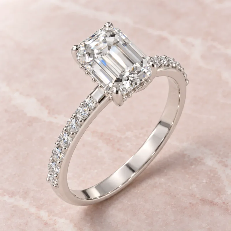 Bague halo caché Lisière émeraude en or blanc 18 carats, vue d’ambiance