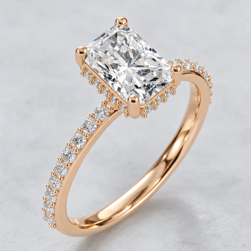 Bague halo caché Mathilde radiant en or rose 18 carats, détail du sertissage et du poli