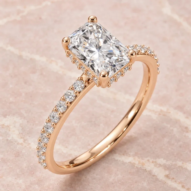 Bague halo caché Mathilde radiant en or rose 18 carats, vue d’ambiance