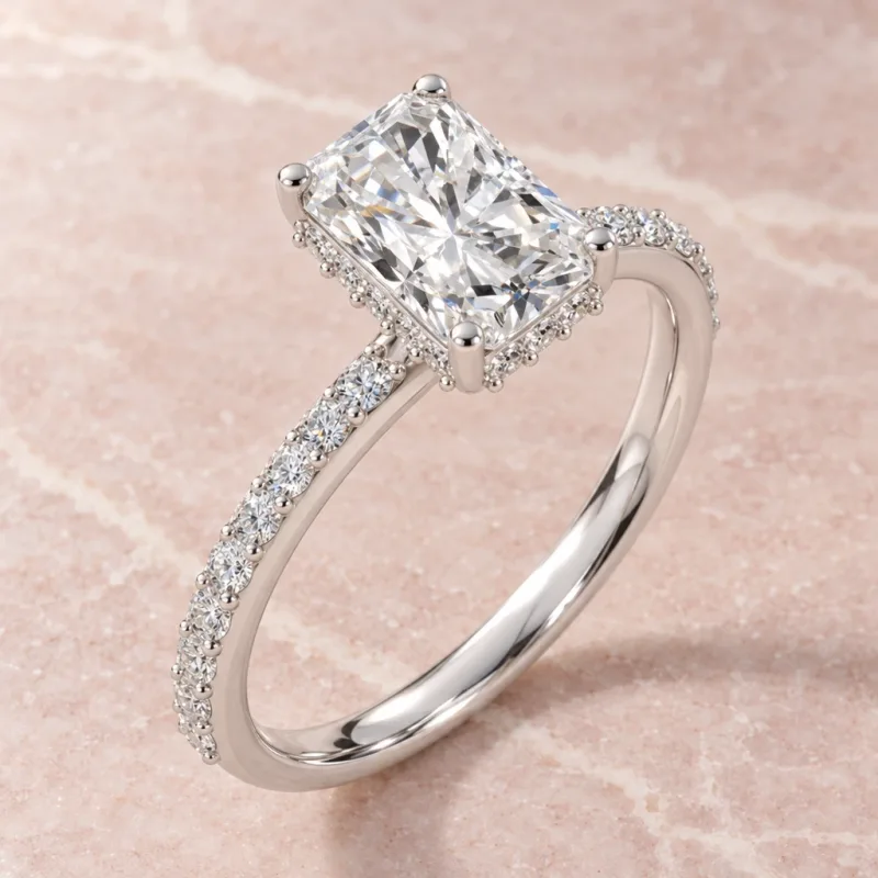 Bague halo caché Mathilde radiant en or blanc 18 carats, vue d’ambiance