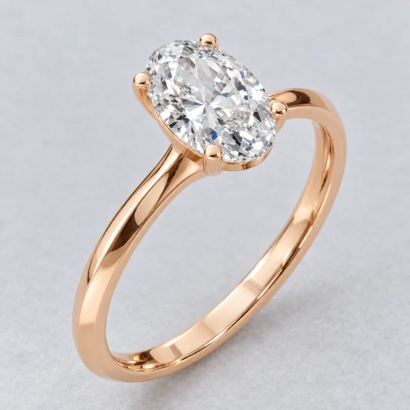 Bague solitaire Épure ovale en or rose 18 carats, détail du sertissage et du poli