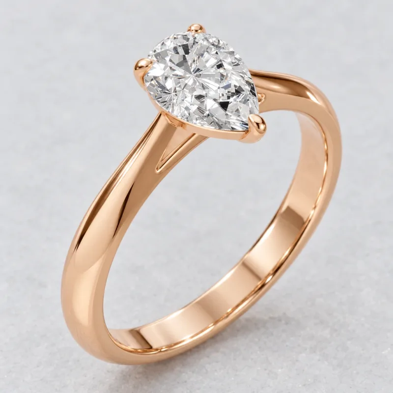 Bague solitaire Mireille poire en or rose 18 carats, détail du sertissage et du poli