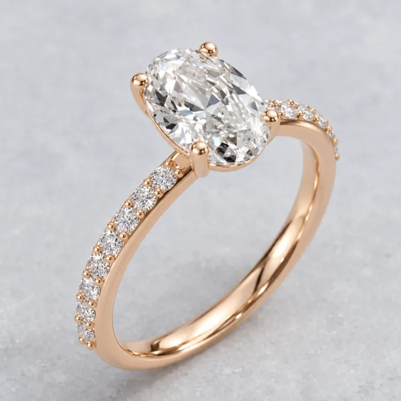 Bague solitaire Isoline ovale en or rose 18 carats, détail du sertissage et du poli