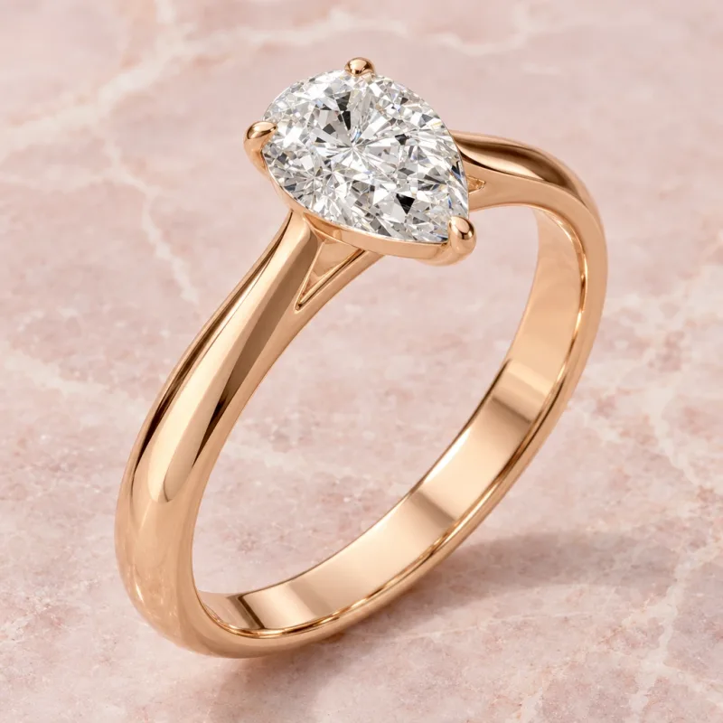 Bague solitaire Mireille poire en or rose 18 carats, vue d’ambiance