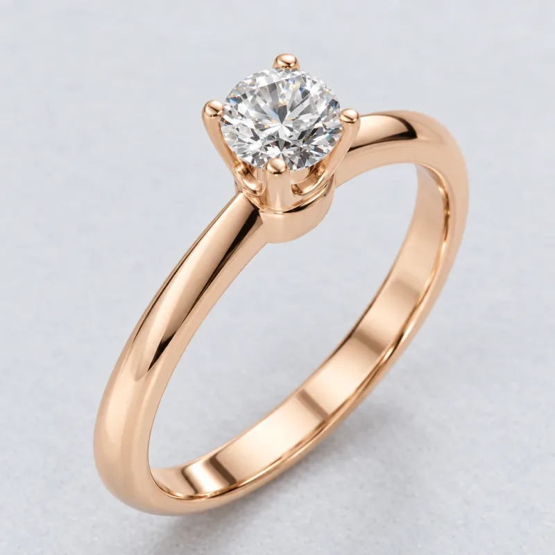 Bague solitaire Floriane rond en or rose 18 carats, détail du sertissage et du poli