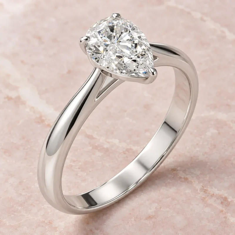 Bague solitaire Mireille poire en or blanc 18 carats, vue d’ambiance