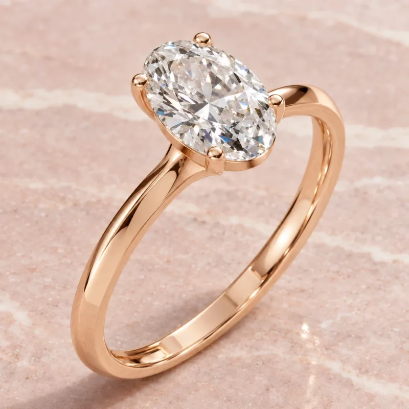 Bague solitaire Épure ovale en or rose 18 carats, vue d’ambiance