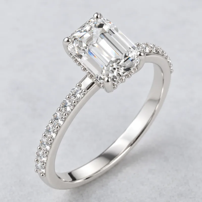 Bague halo caché Lisière émeraude en or blanc 18 carats, détail du sertissage et du poli