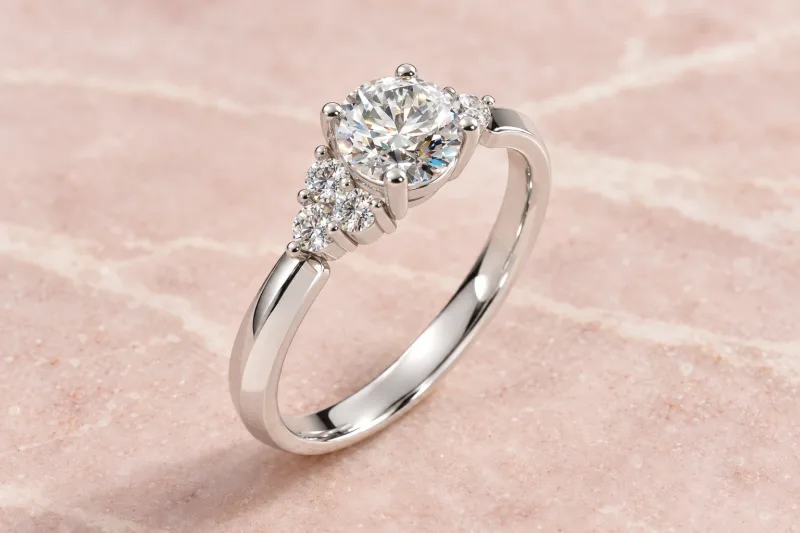 Bague sept pierres Lison rond en or blanc 18 carats, composition éditoriale