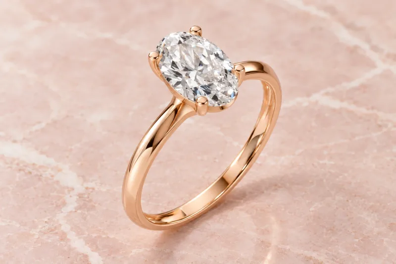 Bague solitaire Épure ovale en or rose 18 carats, composition éditoriale