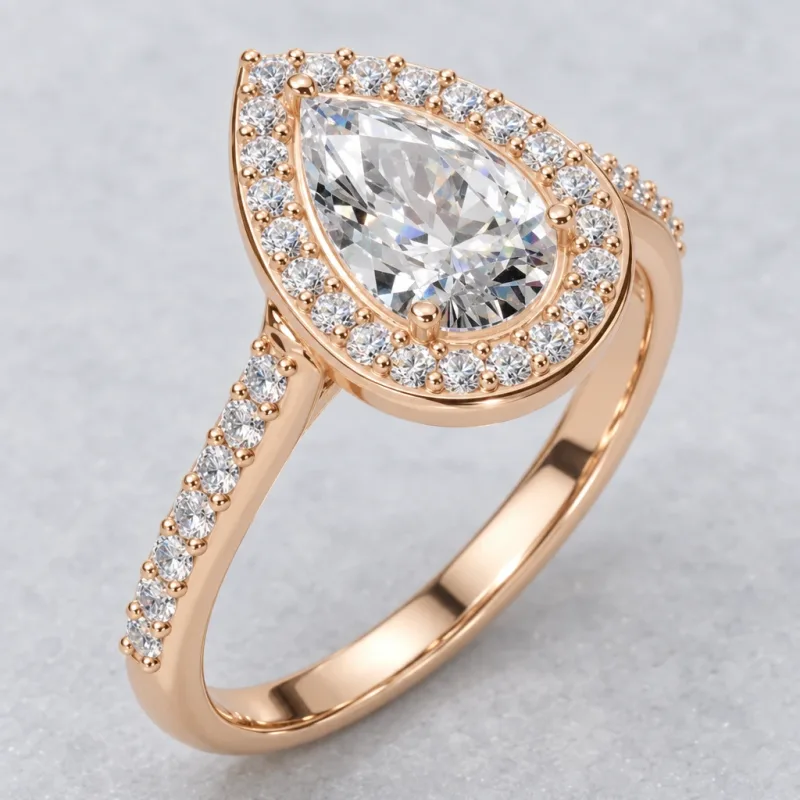 Bague halo Ondine poire en or rose 18 carats, détail du sertissage et du poli