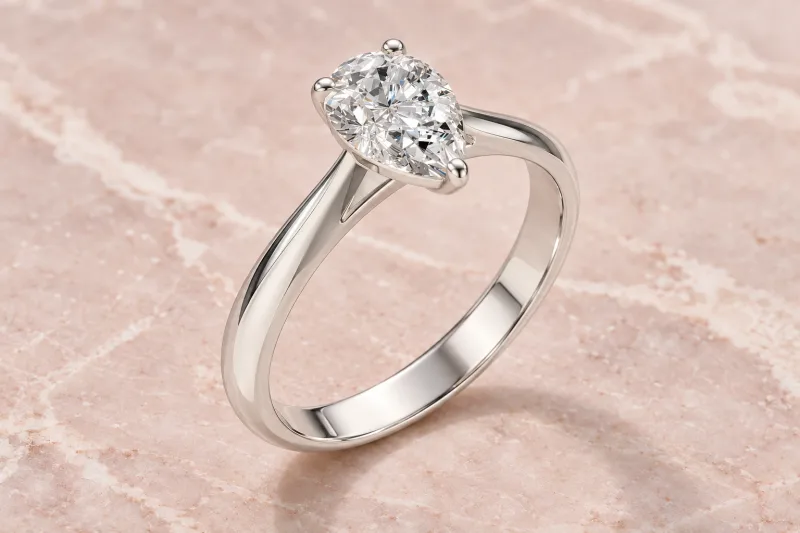 Bague solitaire Mireille poire en or blanc 18 carats, composition éditoriale