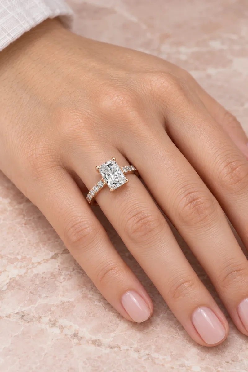 Bague halo caché Mathilde radiant en or rose 18 carats, bijou porté