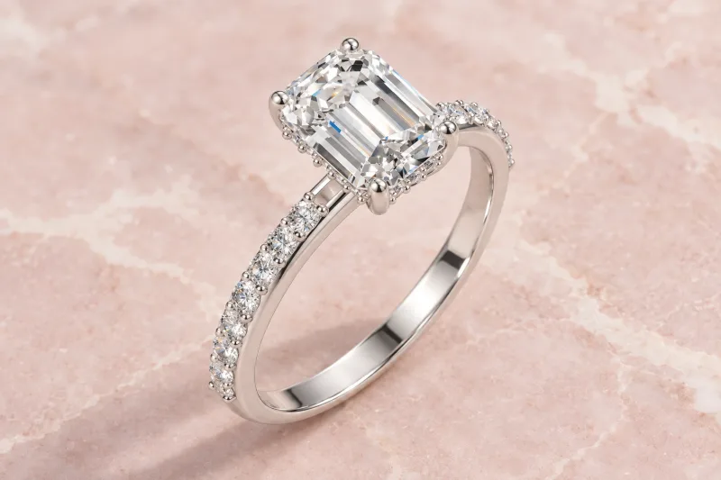 Bague halo caché Lisière émeraude en or blanc 18 carats, composition éditoriale