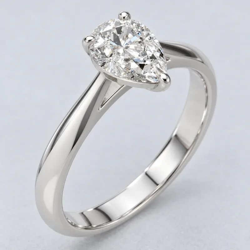 Bague solitaire Mireille poire en or blanc 18 carats, détail du sertissage et du poli