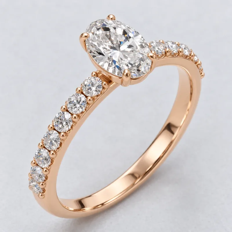 Bague solitaire Lyra ovale en or rose 18 carats, détail du sertissage et du poli