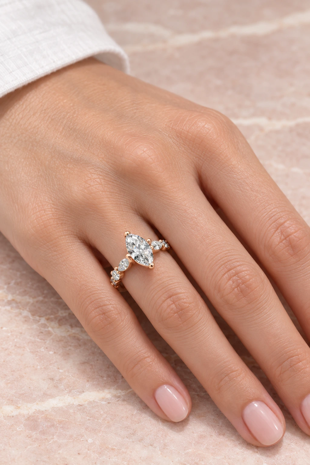 Perspective marquise portée, modèle bague-solitaire-diamant-perspective-marquise-1-carat, or rose 18 carats
