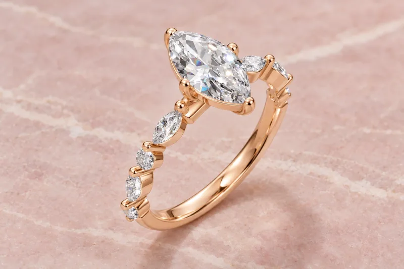 Bague solitaire Perspective marquise en or rose 18 carats, composition éditoriale